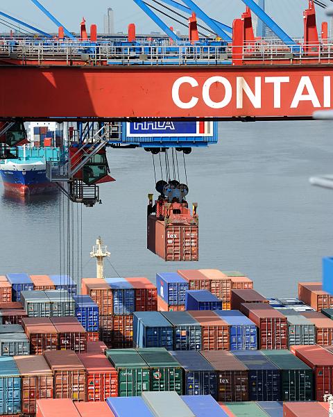 6084 Bruecke mit Container in der Luft über dem Schiffsdeck | HHLA Container Terminal Hamburg Altenwerder ( CTA )